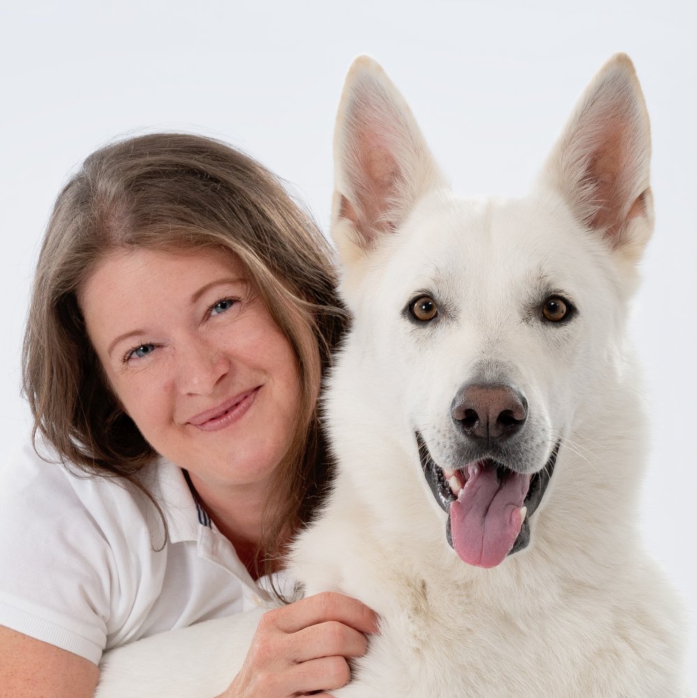 Tierärztin für Tierverhaltenstherapie in Freising Matina Raisch mit ihrem Hund